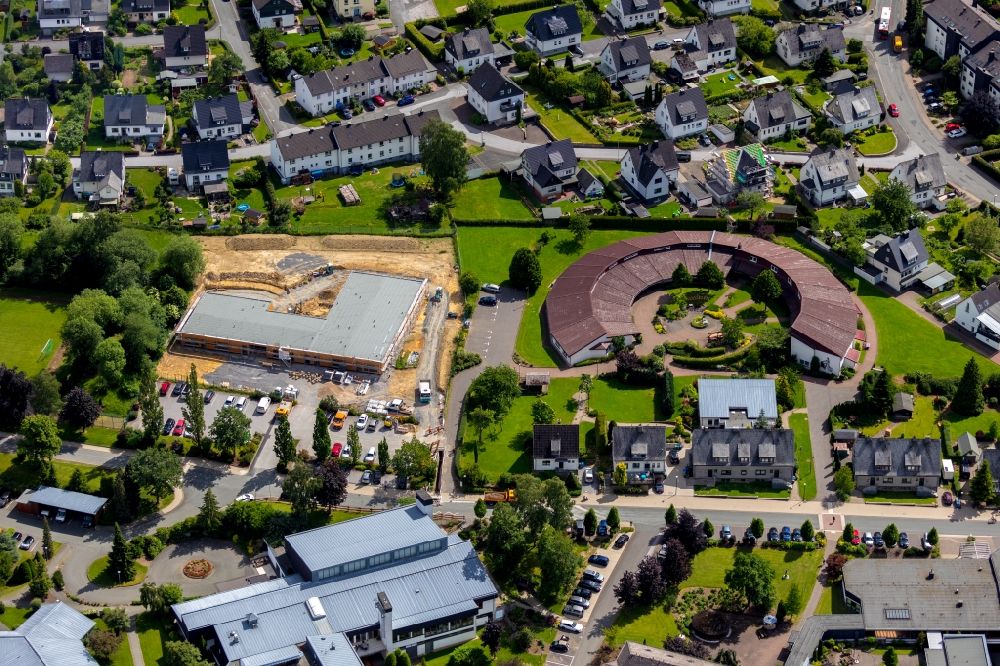 Olsberg von oben - Baustelle zur Errichtung eines KITA- Kindergarten in Olsberg im Bundesland Nordrhein-Westfalen, Deutschland