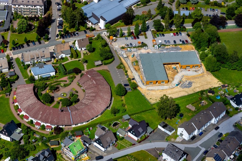 Olsberg aus der Vogelperspektive: Baustelle zur Errichtung eines KITA- Kindergarten in Olsberg im Bundesland Nordrhein-Westfalen, Deutschland