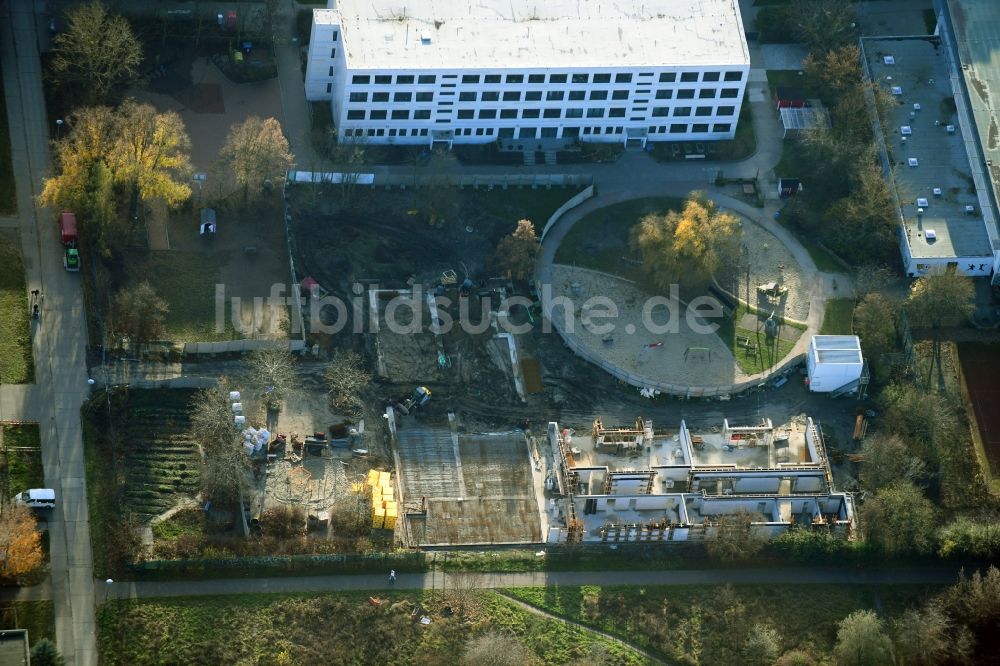 Luftaufnahme Berlin - Baustelle zur Errichtung eines KITA- Kindergarten im Ortsteil Kaulsdorf in Berlin, Deutschland