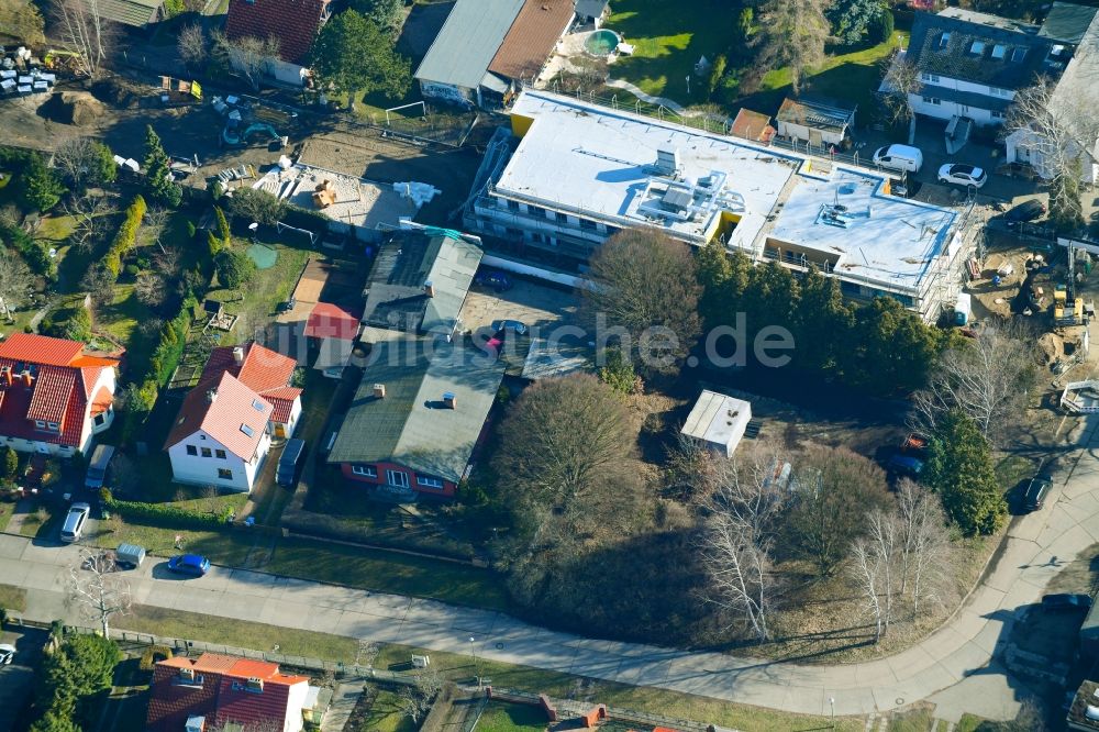 Luftaufnahme Berlin - Baustelle zur Errichtung eines KITA- Kindergarten im Ortsteil Mahlsdorf in Berlin, Deutschland
