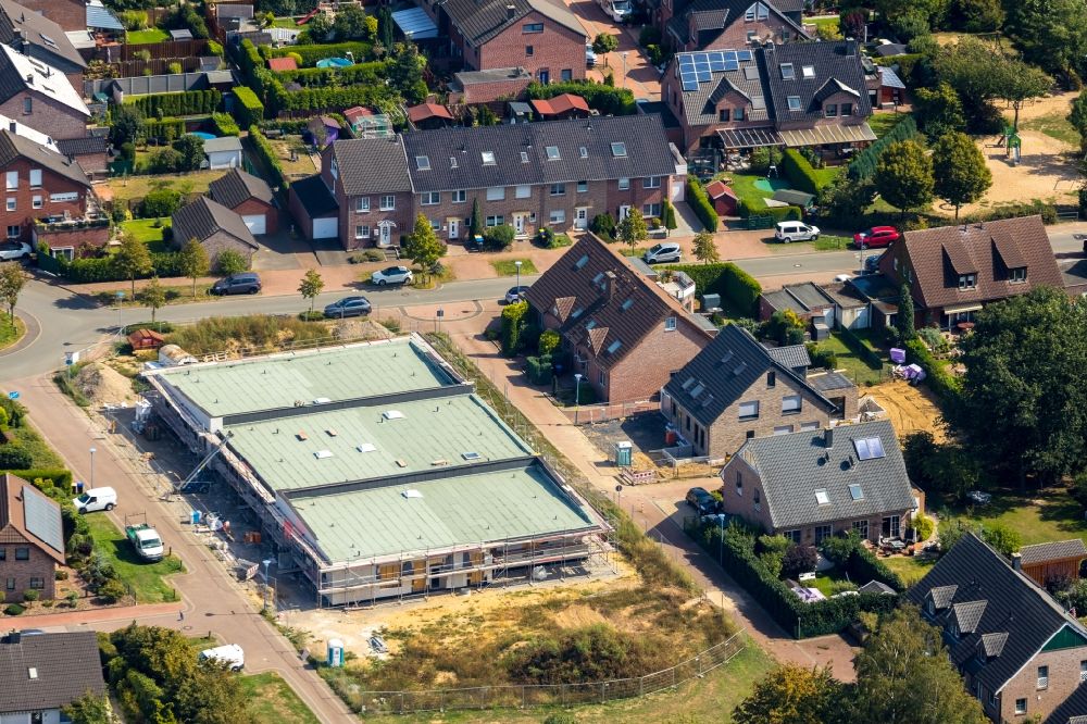 Luftbild Voerde (Niederrhein) - Baustelle zur Errichtung eines KITA- Kindergarten in Voerde (Niederrhein) im Bundesland Nordrhein-Westfalen, Deutschland