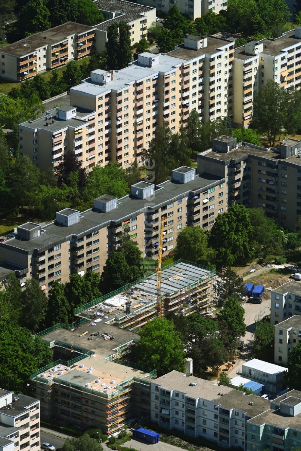 Berlin aus der Vogelperspektive: Baustelle zur Erweiterung eines Wohnhauses in Berlin, Deutschland