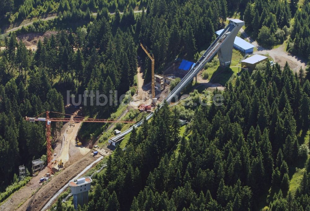 Luftaufnahme Oberhof - Baustelle zur Modernisierung und zum Umbau der Schanzenanlage - Skisprunganlage im Kanzlersgrund Oberhof in Thüringen