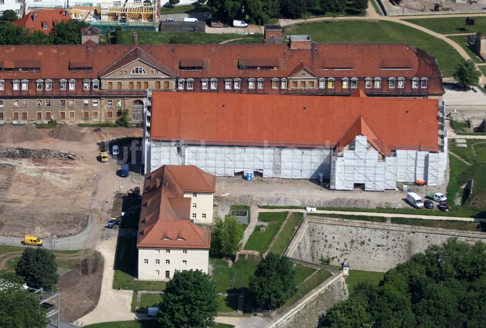 Luftaufnahme Erfurt - Baustelle zur Restaurierung der Peterskirche für die Bundesgartenschau 2021 auf dem Petersberg in Erfurt im Bundesland Thüringen, Deutschland