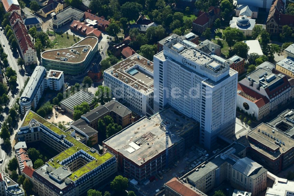 Luftbild Berlin - Baustelle zur Sanierung der alten Rettungsstelle der CHARITE im Ortsteil Mitte in Berlin, Deutschland