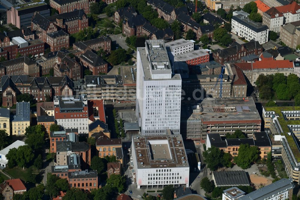 Luftbild Berlin - Baustelle zur Sanierung der alten Rettungsstelle der CHARITE im Ortsteil Mitte in Berlin, Deutschland