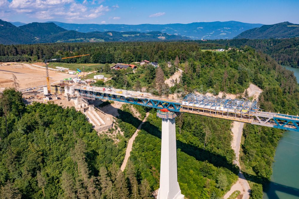 Bleiburg aus der Vogelperspektive: Baustelle zur Sanierung des Bahn- Brückenbauwerk Jauntalbrücke in Bleiburg in Kärnten, Österreich