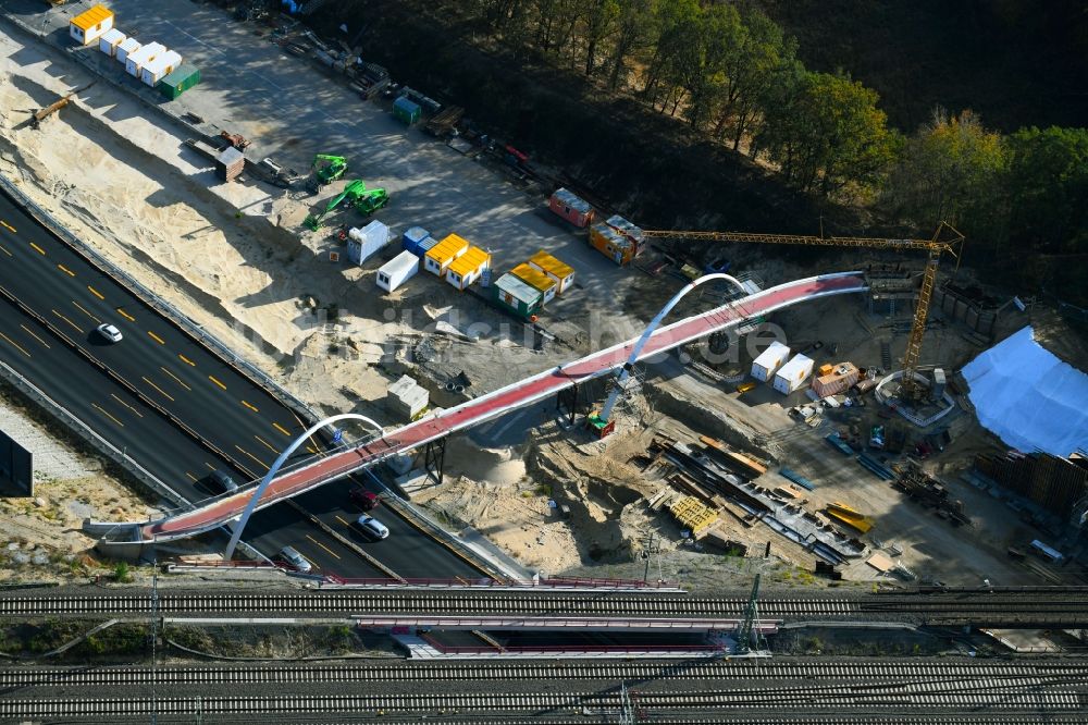 Michendorf aus der Vogelperspektive: Baustelle zur Sanierung des Bahn- Brückenbauwerk in Michendorf im Bundesland Brandenburg