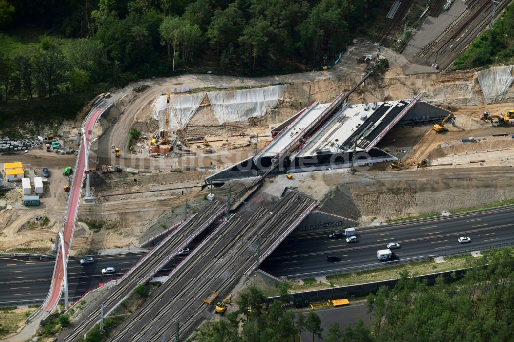 Michendorf von oben - Baustelle zur Sanierung des Bahn- Brückenbauwerk in Michendorf im Bundesland Brandenburg