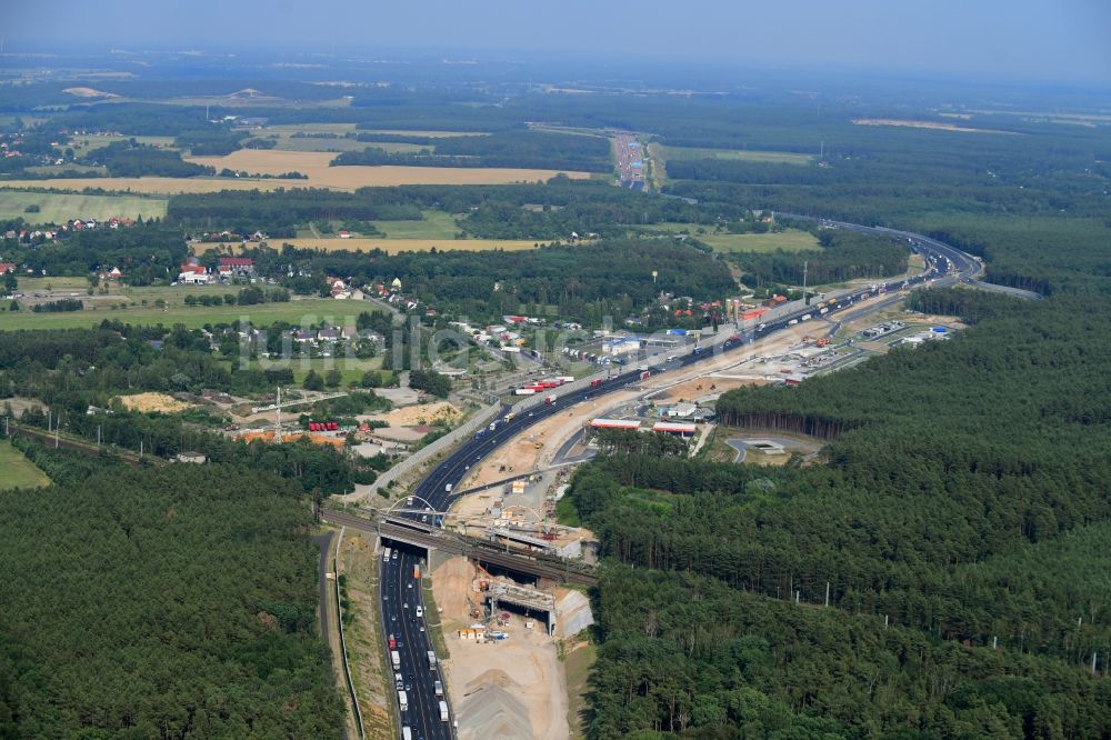 Luftaufnahme Michendorf - Baustelle zur Sanierung des Bahn- Brückenbauwerk in Michendorf im Bundesland Brandenburg