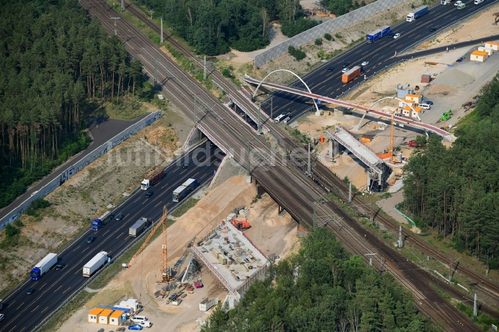 Luftbild Michendorf - Baustelle zur Sanierung des Bahn- Brückenbauwerk in Michendorf im Bundesland Brandenburg