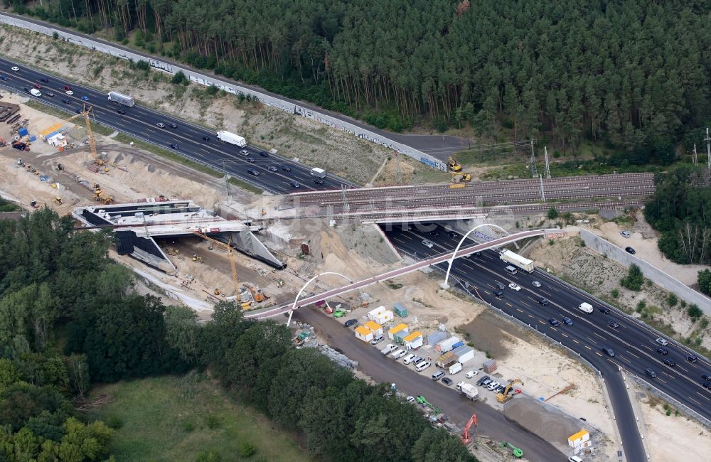 Michendorf von oben - Baustelle zur Sanierung des Bahn- Brückenbauwerk in Michendorf im Bundesland Brandenburg
