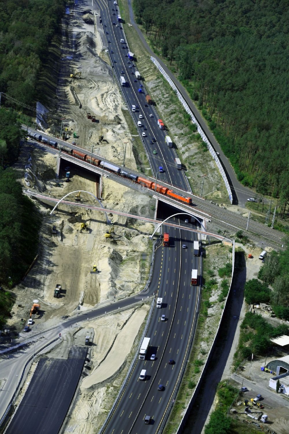 Luftaufnahme Michendorf - Baustelle zur Sanierung des Bahn- Brückenbauwerk in Michendorf im Bundesland Brandenburg