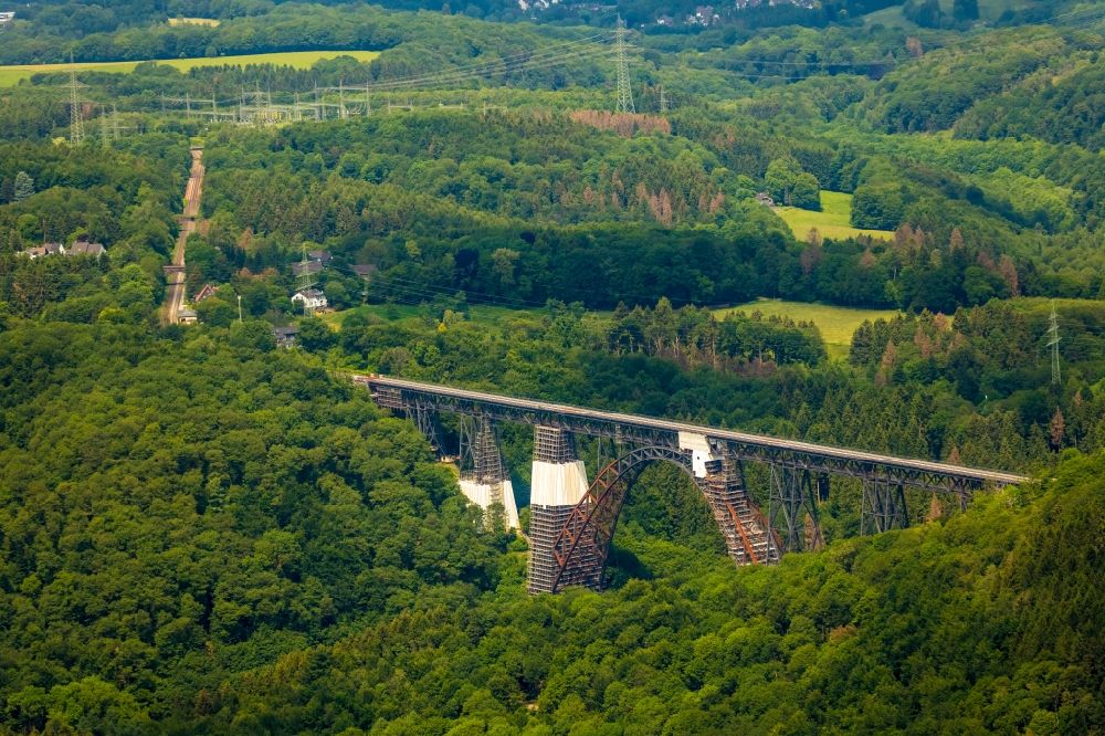 Luftaufnahme Solingen - Baustelle zur Sanierung des Bahn- Brückenbauwerk Müngstener Brücke in Solingen im Bundesland Nordrhein-Westfalen, Deutschland