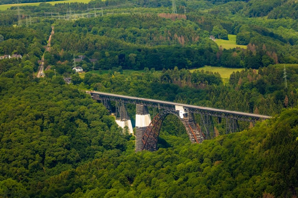 Solingen von oben - Baustelle zur Sanierung des Bahn- Brückenbauwerk Müngstener Brücke in Solingen im Bundesland Nordrhein-Westfalen, Deutschland