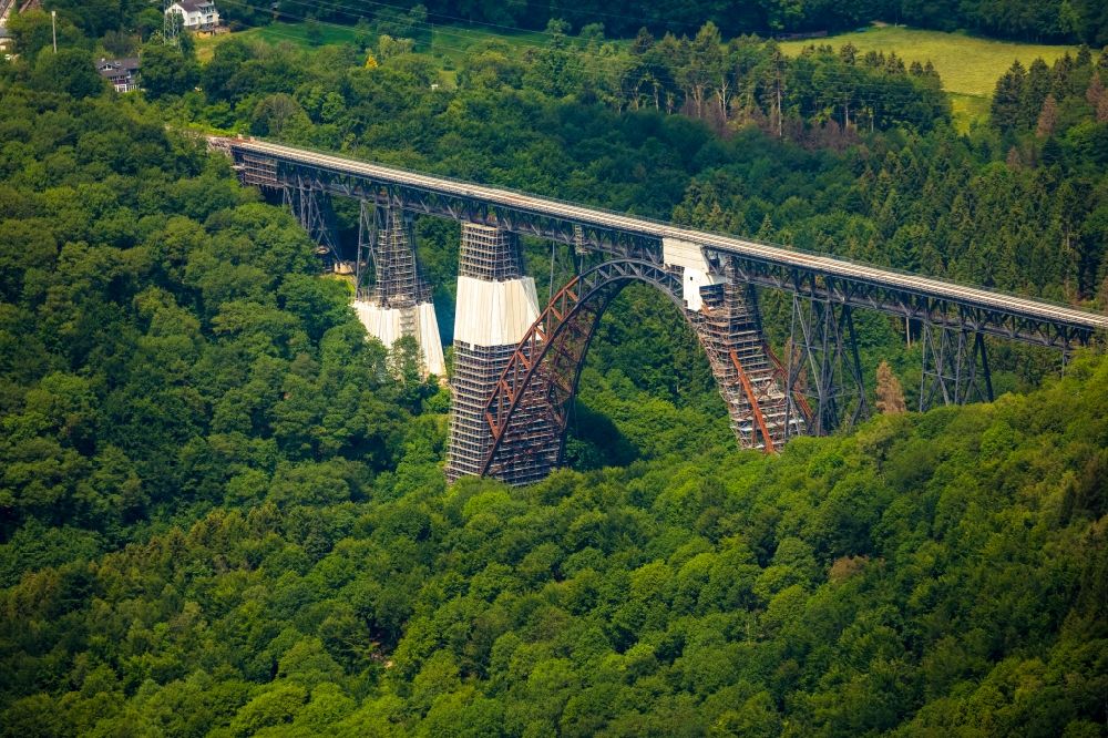 Solingen aus der Vogelperspektive: Baustelle zur Sanierung des Bahn- Brückenbauwerk Müngstener Brücke in Solingen im Bundesland Nordrhein-Westfalen, Deutschland