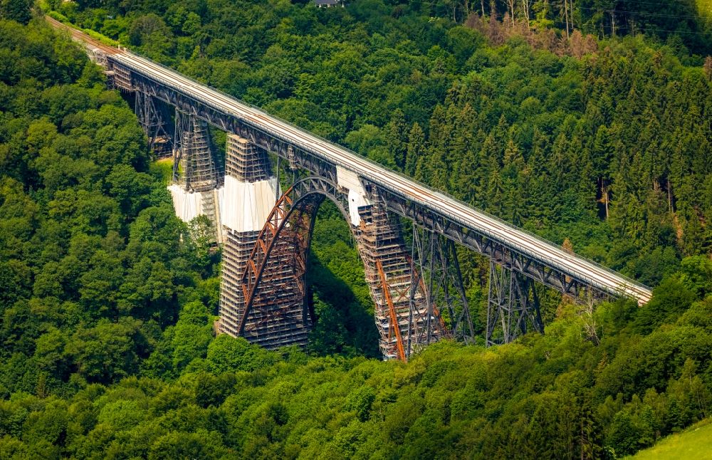 Solingen von oben - Baustelle zur Sanierung des Bahn- Brückenbauwerk Müngstener Brücke in Solingen im Bundesland Nordrhein-Westfalen, Deutschland