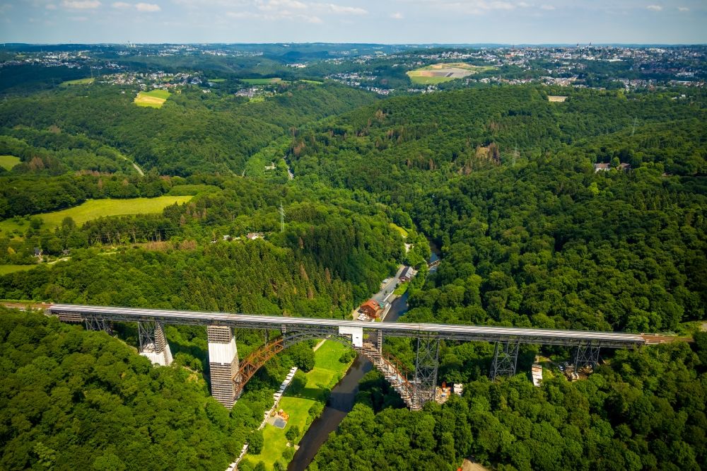 Luftbild Solingen - Baustelle zur Sanierung des Bahn- Brückenbauwerk Müngstener Brücke in Solingen im Bundesland Nordrhein-Westfalen, Deutschland