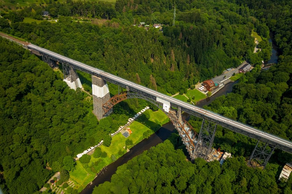 Luftaufnahme Solingen - Baustelle zur Sanierung des Bahn- Brückenbauwerk Müngstener Brücke in Solingen im Bundesland Nordrhein-Westfalen, Deutschland