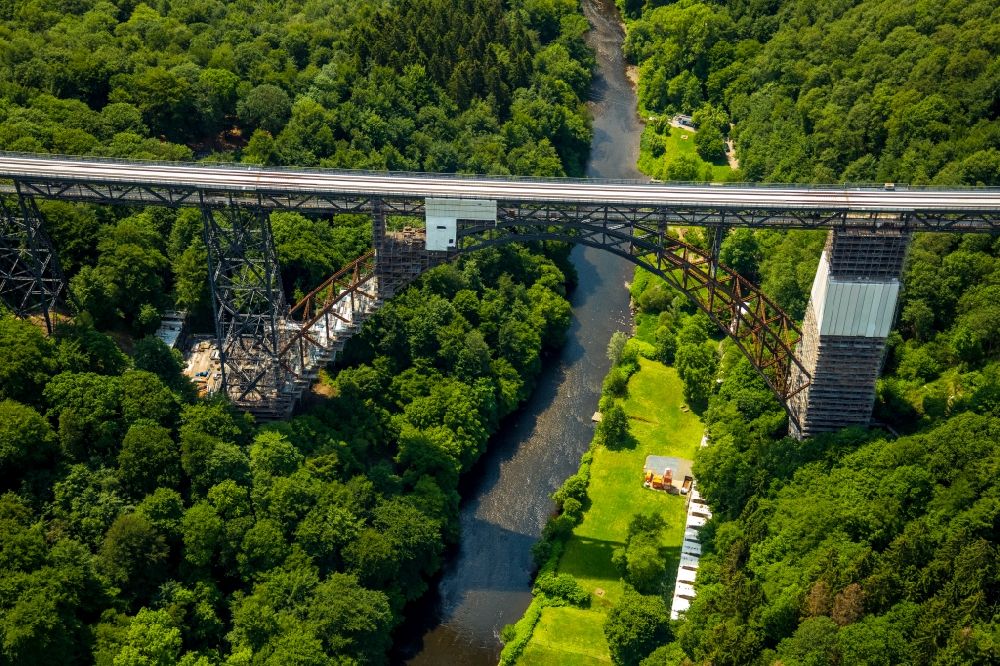 Solingen aus der Vogelperspektive: Baustelle zur Sanierung des Bahn- Brückenbauwerk Müngstener Brücke in Solingen im Bundesland Nordrhein-Westfalen, Deutschland