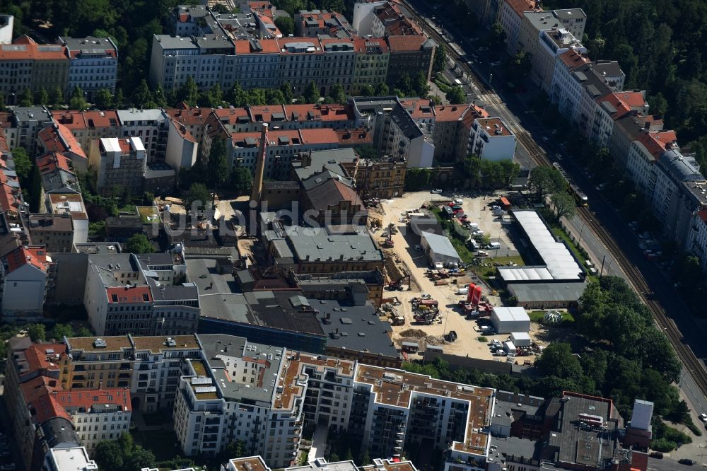 Luftaufnahme Berlin - Baustelle zur Sanierung der bestehenden Gebäude der ehemaligen Bötzow Brauerei an der Prenzlauer Allee im Kollwitzviertel im Stadtteil Prenzlauer Berg in Berlin
