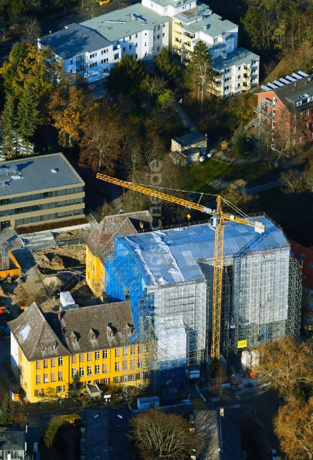 Luftaufnahme Berlin - Baustelle zur Sanierung der Fichtenberg-Oberschule im Ortsteil Steglitz in Berlin, Deutschland