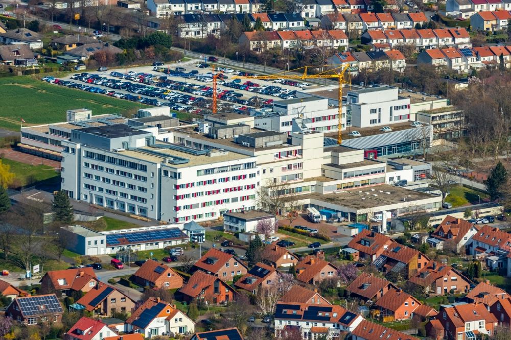 Luftbild Soest - Baustelle zur Sanierung eines Gebäudes auf dem Klinikgelände des Krankenhauses Klinikum Stadt Soest am Senator-Schwartz-Ring in Soest im Bundesland Nordrhein-Westfalen, Deutschland