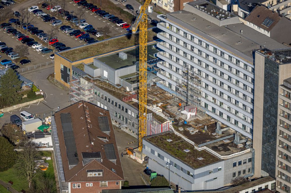 Luftaufnahme Lünen - Baustelle zur Sanierung eines Gebäudes auf dem Klinikgelände des Krankenhauses St. Marien Hospital in Lünen im Bundesland Nordrhein-Westfalen, Deutschland