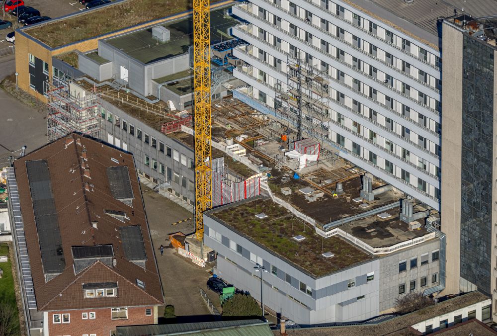 Lünen von oben - Baustelle zur Sanierung eines Gebäudes auf dem Klinikgelände des Krankenhauses St. Marien Hospital in Lünen im Bundesland Nordrhein-Westfalen, Deutschland