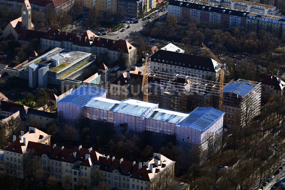 München von oben - Baustelle zur Sanierung eines Gebäudes auf dem Klinikgelände des Krankenhauses in München im Bundesland Bayern, Deutschland