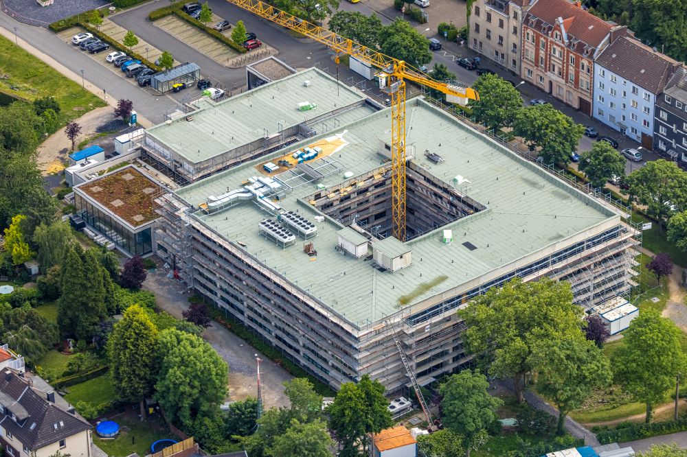 Luftaufnahme Herne - Baustelle zur Sanierung eines Gebäudes auf dem Klinikgelände des Krankenhauses Rheumazentrum Ruhrgebiet in Herne im Bundesland Nordrhein-Westfalen, Deutschland