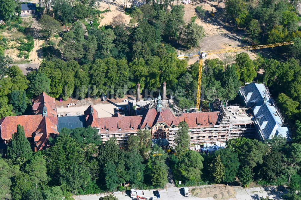Luftbild Beelitz-Heilstätten - Baustelle zur Sanierung eines Gebäudes auf dem Klinikgelände des Krankenhauses Sanatorium für Männer in Beelitz-Heilstätten im Bundesland Brandenburg, Deutschland