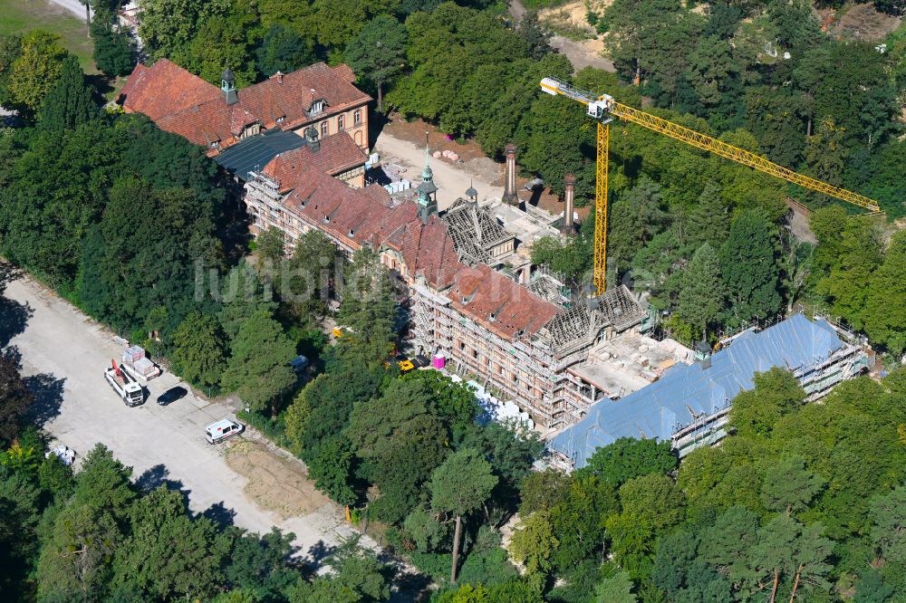 Beelitz-Heilstätten von oben - Baustelle zur Sanierung eines Gebäudes auf dem Klinikgelände des Krankenhauses Sanatorium für Männer in Beelitz-Heilstätten im Bundesland Brandenburg, Deutschland