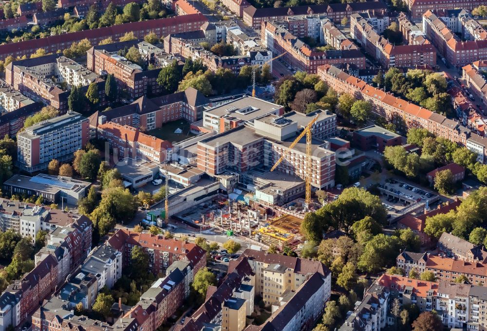 Luftbild Kiel - Baustelle zur Sanierung eines Gebäudes auf dem Klinikgelände des Krankenhauses Städtisches Krankenhaus in Kiel im Bundesland Schleswig-Holstein, Deutschland