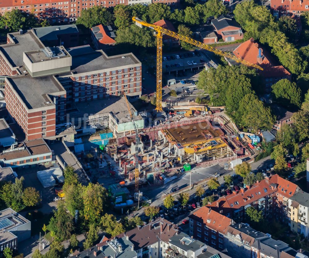 Kiel von oben - Baustelle zur Sanierung eines Gebäudes auf dem Klinikgelände des Krankenhauses Städtisches Krankenhaus in Kiel im Bundesland Schleswig-Holstein, Deutschland