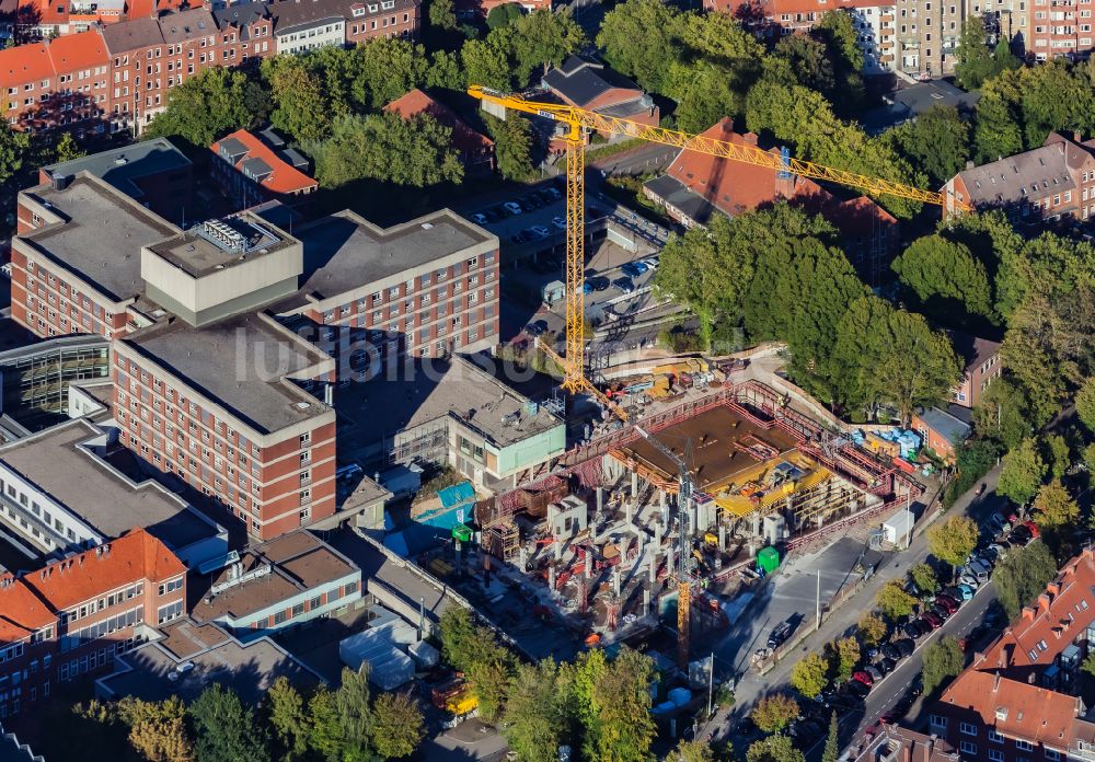 Luftbild Kiel - Baustelle zur Sanierung eines Gebäudes auf dem Klinikgelände des Krankenhauses Städtisches Krankenhaus in Kiel im Bundesland Schleswig-Holstein, Deutschland