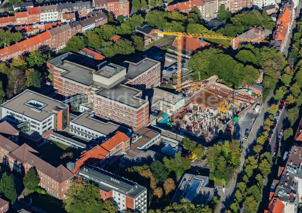 Luftaufnahme Kiel - Baustelle zur Sanierung eines Gebäudes auf dem Klinikgelände des Krankenhauses Städtisches Krankenhaus in Kiel im Bundesland Schleswig-Holstein, Deutschland