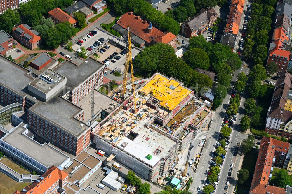 Luftaufnahme Kiel - Baustelle zur Sanierung eines Gebäudes auf dem Klinikgelände des Krankenhauses Städtisches Krankenhaus in Kiel im Bundesland Schleswig-Holstein, Deutschland