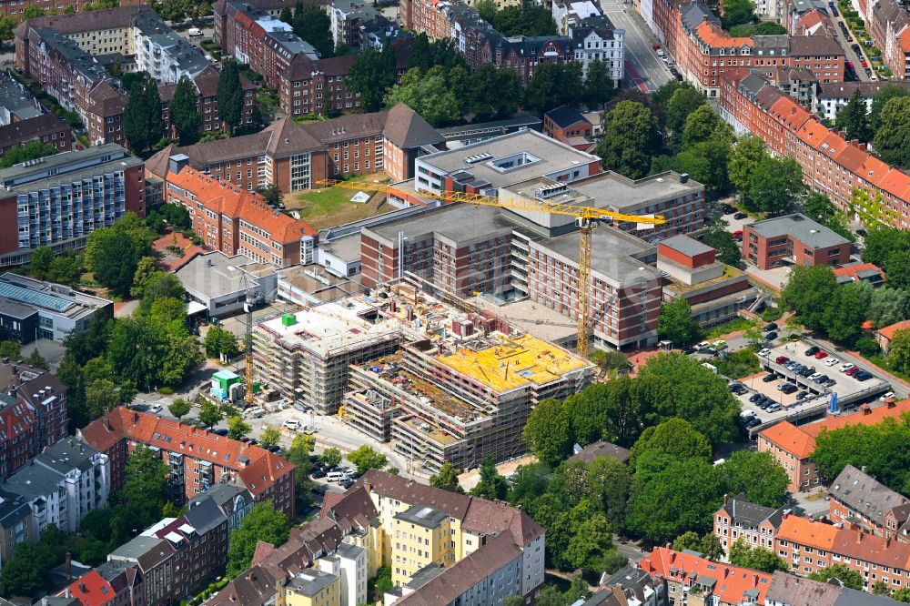 Kiel von oben - Baustelle zur Sanierung eines Gebäudes auf dem Klinikgelände des Krankenhauses Städtisches Krankenhaus in Kiel im Bundesland Schleswig-Holstein, Deutschland