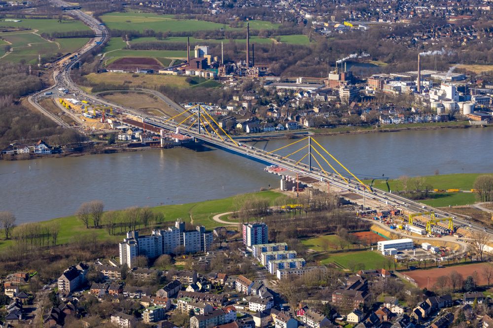 Duisburg von oben - Baustelle zur Sanierung und Instandsetzung des Autobahnbrücken BAB A40 Rheinbrücke Duisburg-Neuenkamp in Duisburg im Bundesland Nordrhein-Westfalen, Deutschland