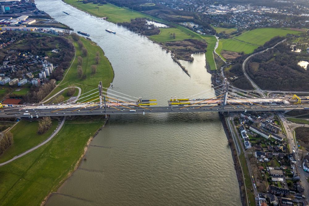 Luftbild Duisburg - Baustelle zur Sanierung und Instandsetzung des Autobahnbrücken BAB A40 Rheinbrücke Duisburg-Neuenkamp in Duisburg im Bundesland Nordrhein-Westfalen, Deutschland