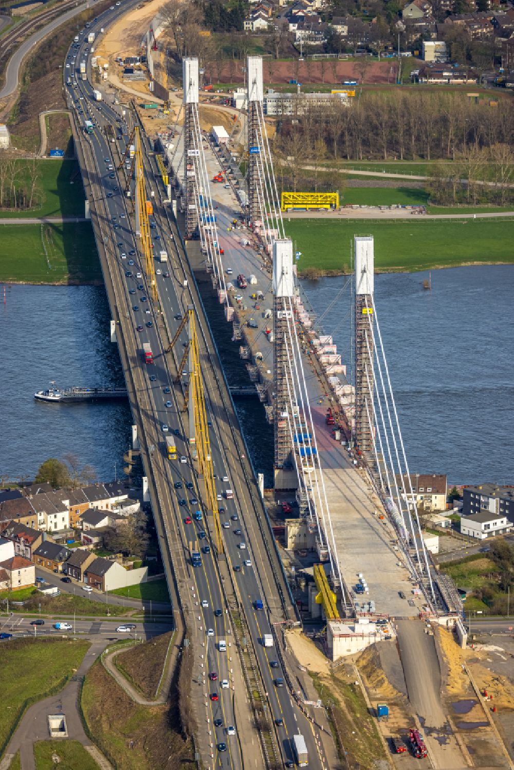 Luftbild Duisburg - Baustelle zur Sanierung und Instandsetzung des Autobahnbrücken BAB A40 Rheinbrücke Duisburg-Neuenkamp in Duisburg im Bundesland Nordrhein-Westfalen, Deutschland