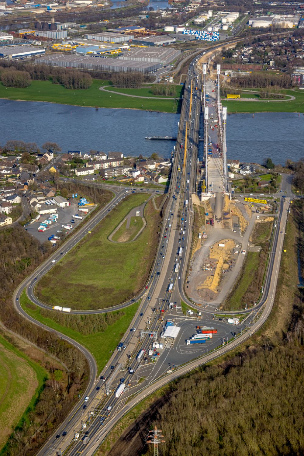 Luftaufnahme Duisburg - Baustelle zur Sanierung und Instandsetzung des Autobahnbrücken BAB A40 Rheinbrücke Duisburg-Neuenkamp in Duisburg im Bundesland Nordrhein-Westfalen, Deutschland