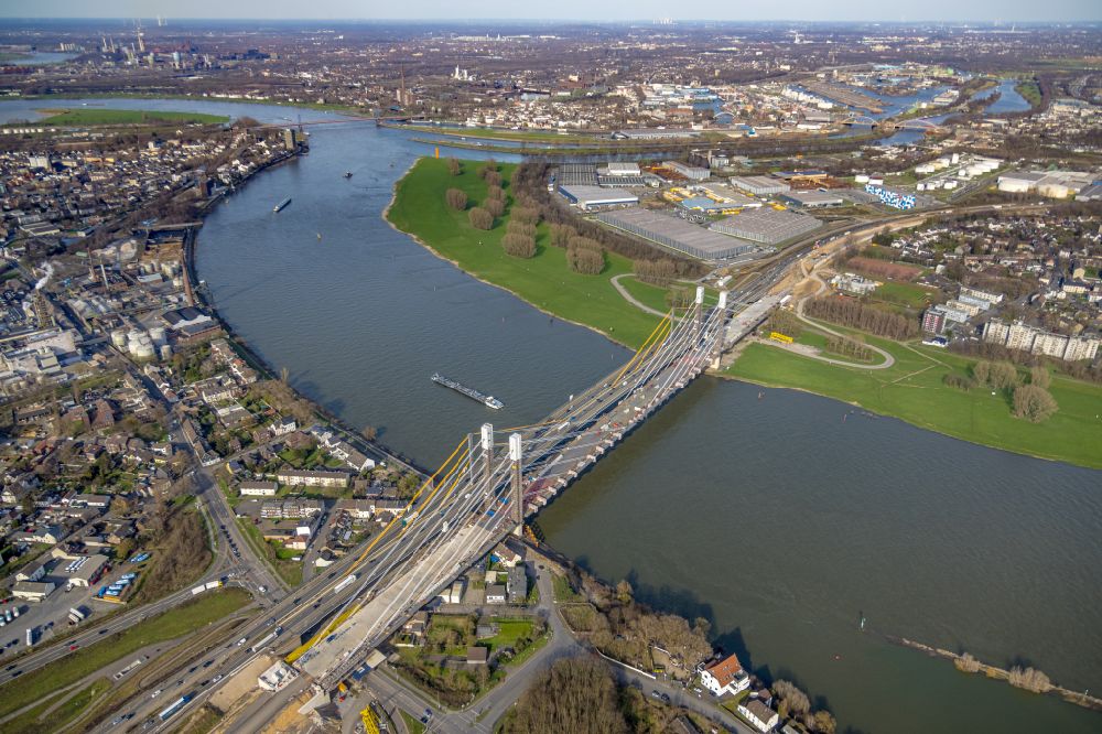Duisburg von oben - Baustelle zur Sanierung und Instandsetzung des Autobahnbrücken BAB A40 Rheinbrücke Duisburg-Neuenkamp in Duisburg im Bundesland Nordrhein-Westfalen, Deutschland