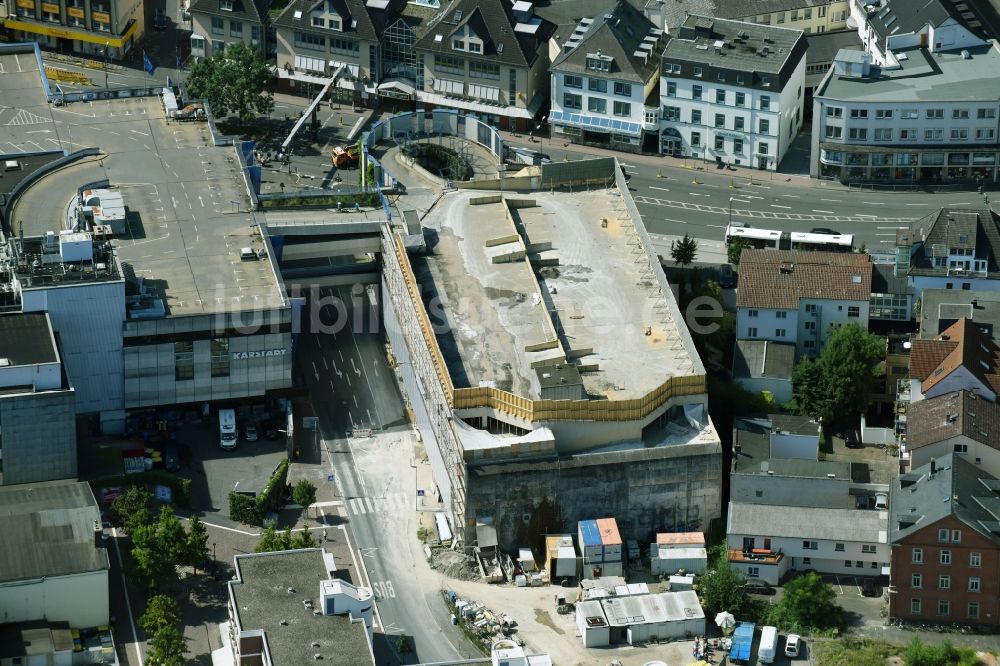 Gießen von oben - Baustelle zur Sanierung des Parkhauses neben dem Kaufhaus Karstadt in Gießen im Bundesland Hessen, Deutschland