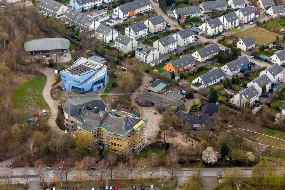 Bochum von oben - Baustelle zur Sanierung am Schulgebäude der Widar Schule in Bochum im Bundesland Nordrhein-Westfalen, Deutschland