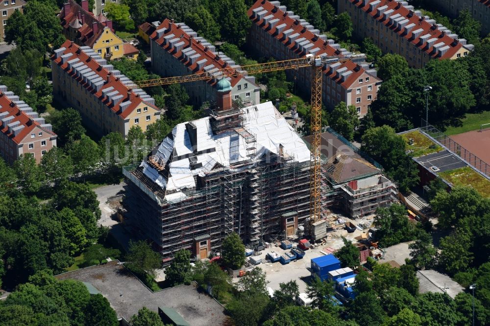 Luftaufnahme München - Baustelle zur Sanierung des Schulgebäudes der Grundschule an der Fröttmaninger Straße in München im Bundesland Bayern, Deutschland