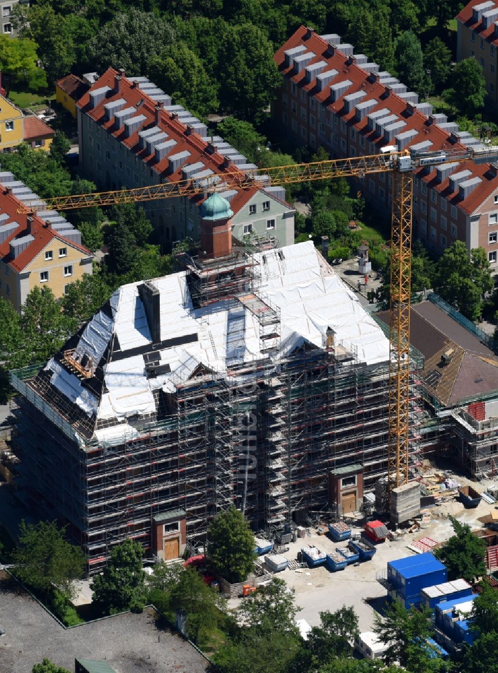 München von oben - Baustelle zur Sanierung des Schulgebäudes der Grundschule an der Fröttmaninger Straße in München im Bundesland Bayern, Deutschland
