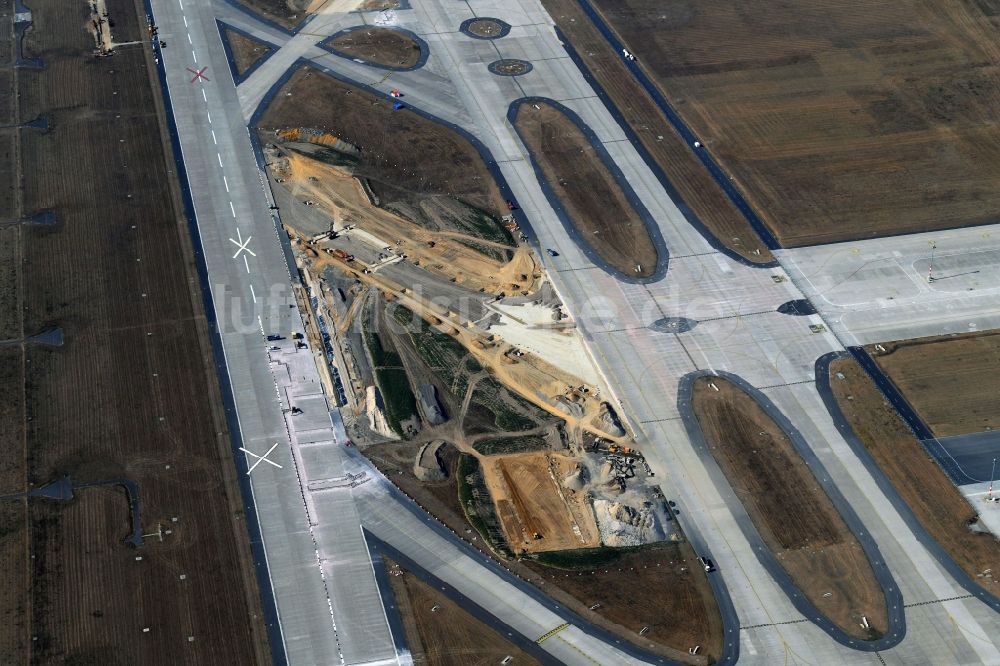 Luftbild Schönefeld - Baustelle zur Sanierung der Südstartbahn auf dem Flughafengelände des Flughafen BER in Schönefeld im Bundesland Brandenburg, Deutschland