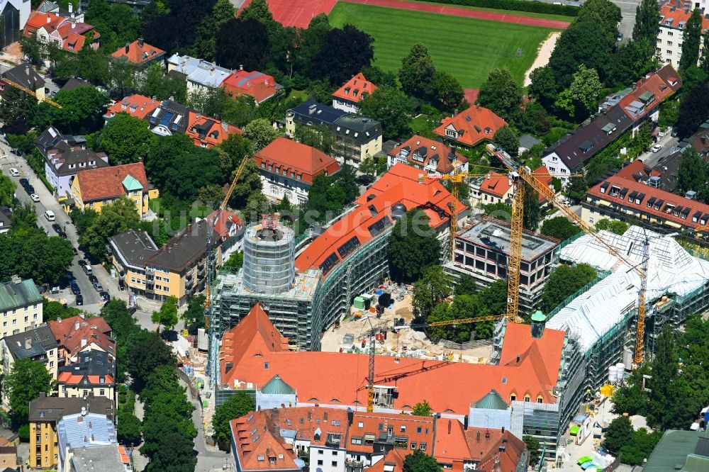 Luftaufnahme München - Baustelle zur Sanierung des Staatl. Maximiliansgymnasium München an der Karl-Theodor-Straße in München im Bundesland Bayern, Deutschland